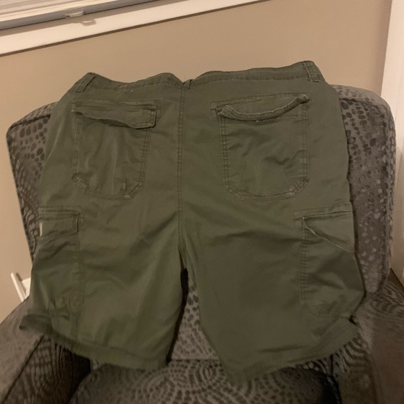 Union Bay Mens Cargo Shorts, Size 40 W, Great Condition - Picture 4 of 12